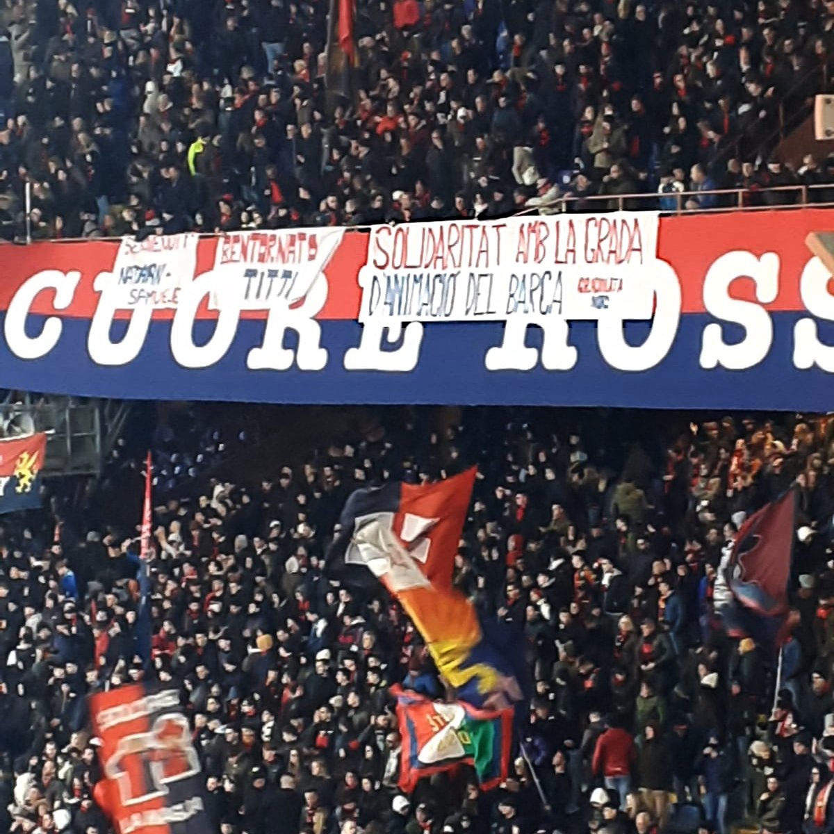Grifoni_BCN's tweet photo. I gruppi denunciano inoltre che la loro paternità non può essere dimostrata e non vogliono pagare collettivamente per un'azione individuale.
E per la lunga amicizia tra i tifosi del Barça e del Genoa,  questo bellissimo gesto di solidarietà della Nord.
https://t.co/OMmH2AdngO https://t.co/GvjOU35oOS