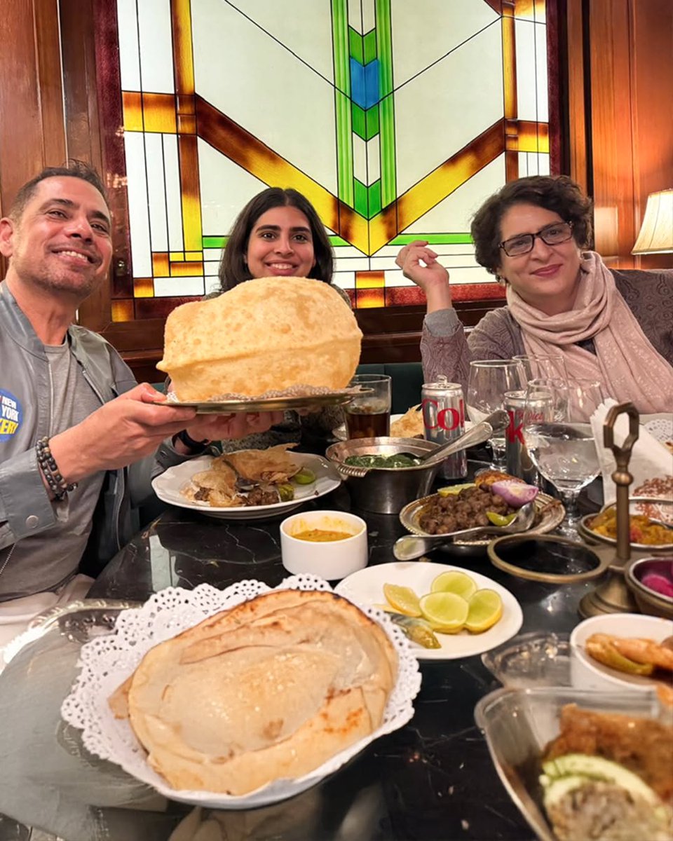 timesofindia's tweet image. Congress leader #RahulGandhi was seen enjoying some delicious Chole Bhature with the Gandhi family at a restaurant in central Delhi