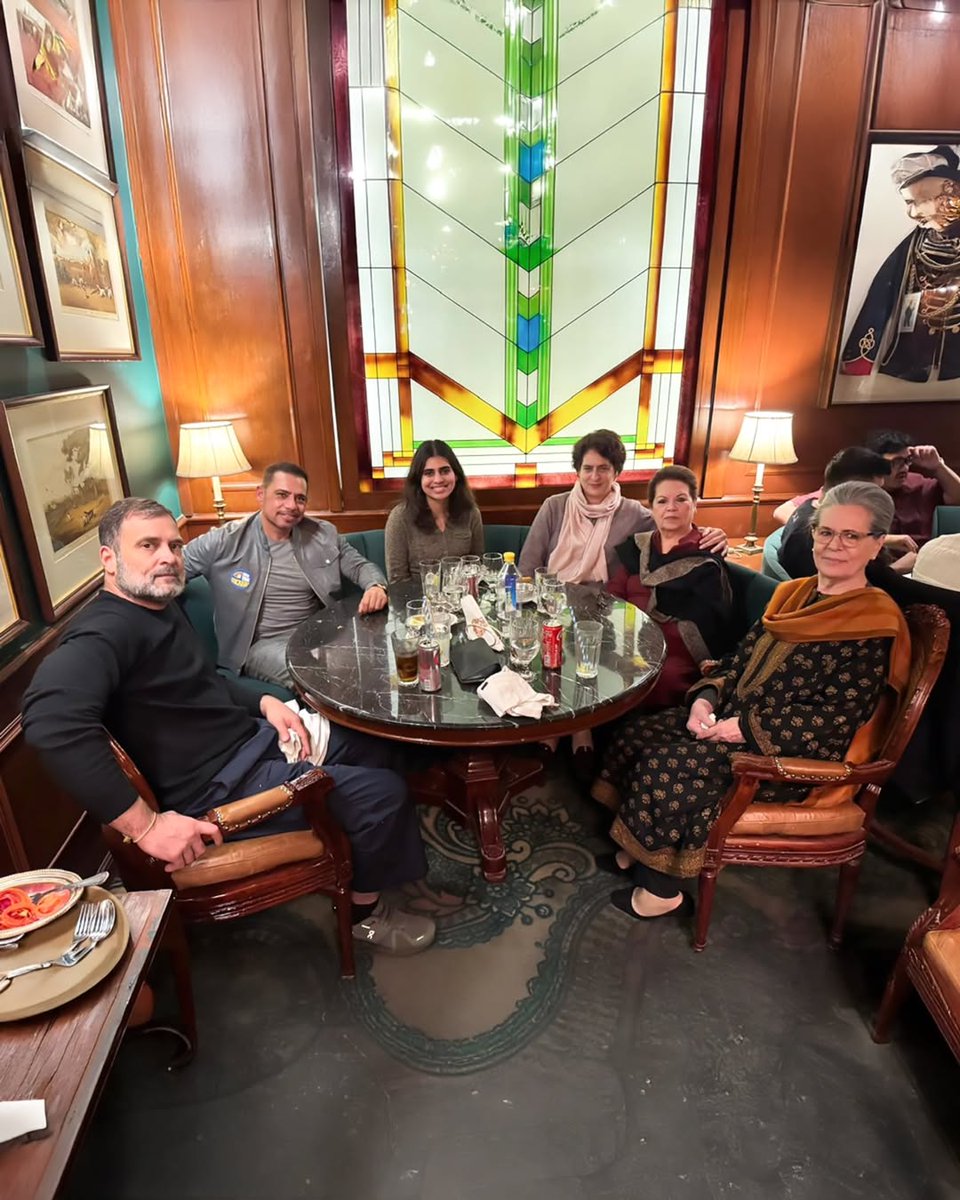 timesofindia's tweet image. Congress leader #RahulGandhi was seen enjoying some delicious Chole Bhature with the Gandhi family at a restaurant in central Delhi