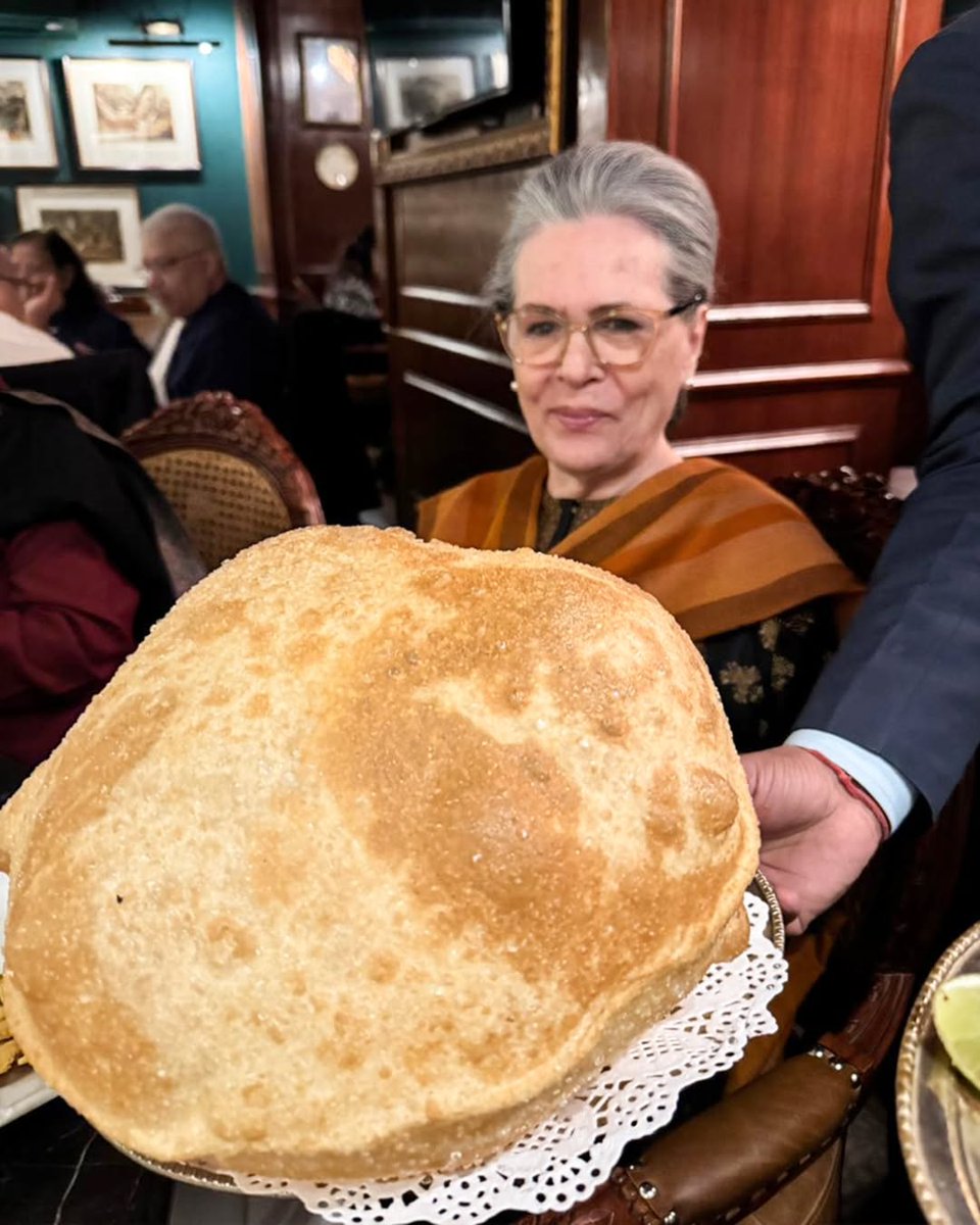 timesofindia's tweet image. Congress leader #RahulGandhi was seen enjoying some delicious Chole Bhature with the Gandhi family at a restaurant in central Delhi