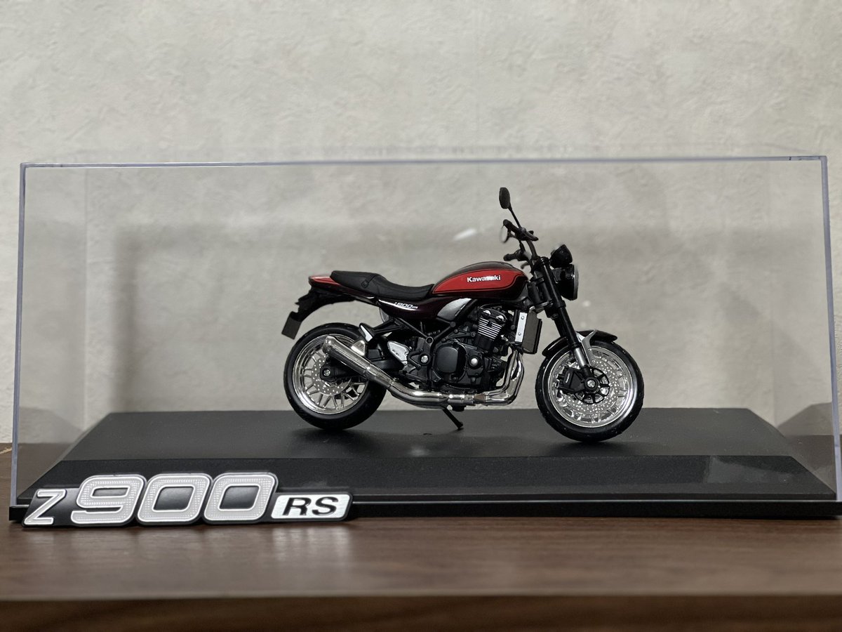 そーいやエンブレム剥がしたやつ余ってたなと
思って添えてみた
写真やとめっちゃちっちゃく見える笑
ケースがデカすぎるんかな笑