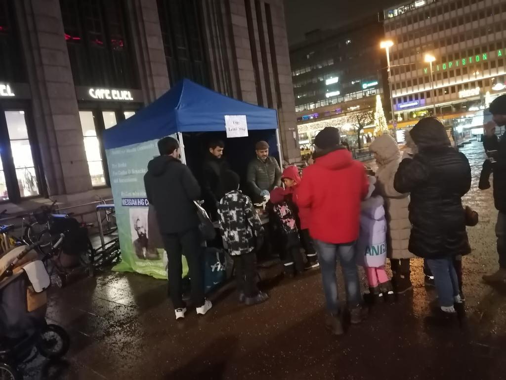 mkaSuomi's tweet photo. Musliminuoremme jakaa tänään ilmaista linssikeittoa Helsingin #keskustassa levittääkseen onnea ja lämpimän vuodenajan terveisiä ihmisten kanssa. #Tervetuloa #helsinki #Helsinkiin #Islam #Rauhaa #Joulu https://t.co/23VP95rhvJ