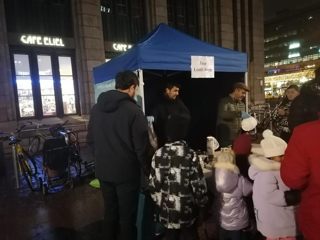 mkaSuomi's tweet photo. Musliminuoremme jakaa tänään ilmaista linssikeittoa Helsingin #keskustassa levittääkseen onnea ja lämpimän vuodenajan terveisiä ihmisten kanssa. #Tervetuloa #helsinki #Helsinkiin #Islam #Rauhaa #Joulu https://t.co/23VP95rhvJ