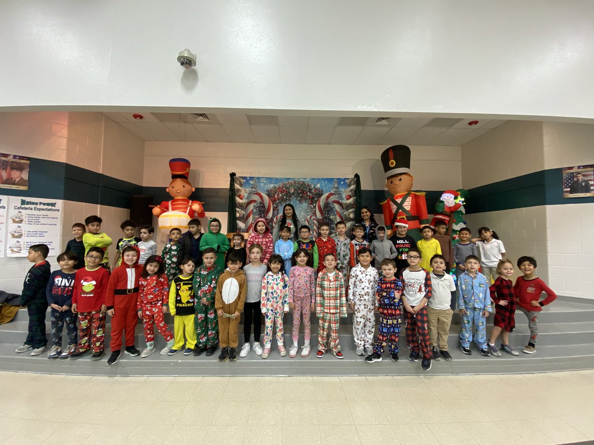 Berenice Velásquez (@bvelasquez_mce) on Twitter photo Muy afortunada de tener a estos fantásticos estudiantes y a una compañera maravillosa. ¡Felices fiestas!🎄♥️
#AcademiaDeDosIdiomas
@MCooper_ES <a href="/nvalles_MCE/">Nancy Valles</a> Muy afortunada de tener a estos fantásticos estudiantes y a una compañera maravillosa. ¡Felices fiestas!🎄♥️
#AcademiaDeDosIdiomas
@MCooper_ES <a href="/nvalles_MCE/">Nancy Valles</a>
