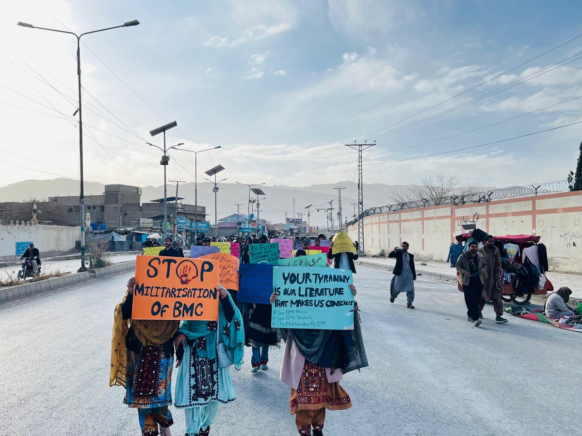 FahadBal0ch_'s tweet photo. The BMC student’s sit-in protest marks the 26th day. They, despite the cold weather, continue their protest & are resolute to do so, if college remained close.
The Baloch students not only resisting the BMC’s policy of closure but fighting the institutions militarisation as well. https://t.co/eVQrfqv19p