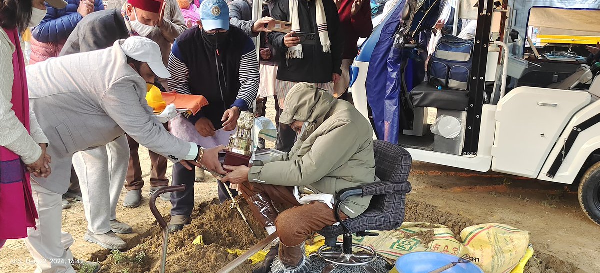 The most revered Prof. Prem Saran Satsangi Sahab, the 8th Sant Satguru of Ra-Dha-Sva-Aa-Mi Satsang Dayalbagh and Chairman of the Advisory Committee on Education, has been conferred the prestigious ‘Mahamana Vigyan Evam Praudyogiki Ati Vishisht Ratna 2024.’ Honored on Pandit Madan