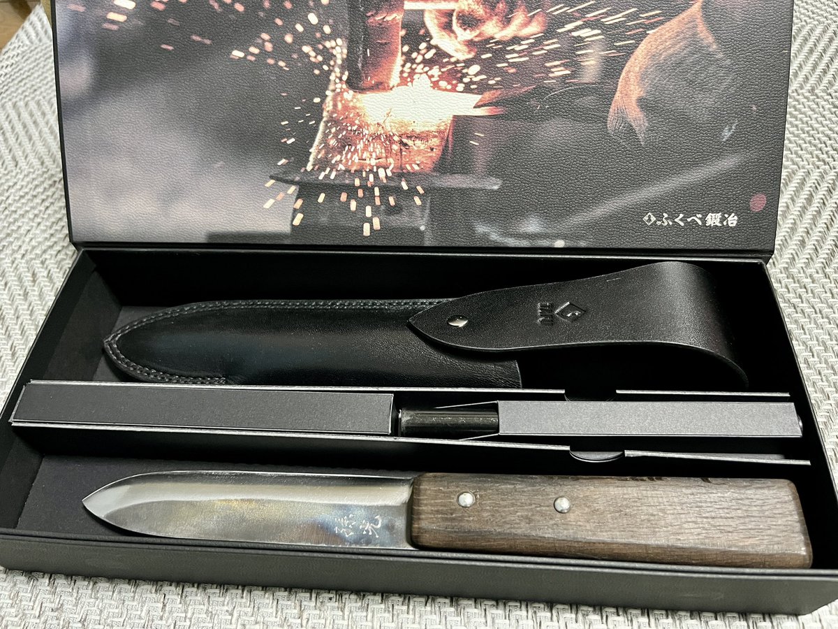 ouji_project's tweet photo. 石川県から戻ると、クラファンの返礼品が届いていた。
能登半島地震で被災した、能登町の「ふくべ鍛冶」さんから。

【TAFU】は、マキリ（間切り）包丁という、日本海沿岸の港町で広く親しまれている漁師の万能包丁が原型です。

また、刃物が増えてしまった😅

#能登町
#ふくべ鍛冶
#クラファン https://t.co/BmQ9Svu2Ms