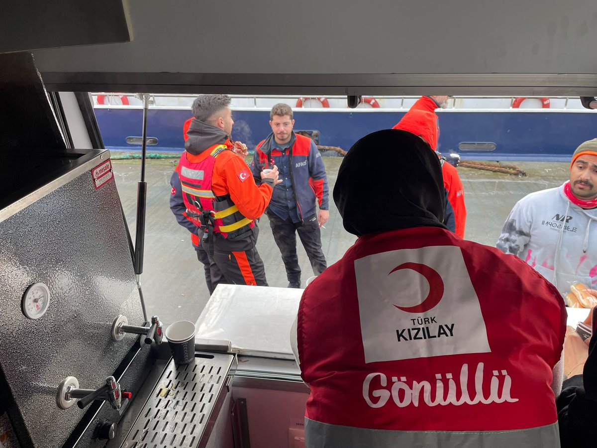 Aşiyan’da denize düşüp kaybolan 2 kardeş Vedat ve Ayşe’nin arama kurtarma çalışmalarına destek olan görevlilere ikramlık dağıtımı gerçekleştirildi.

#daimahazır