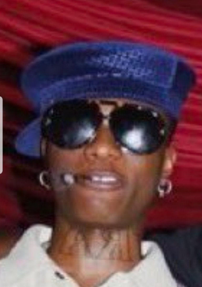 it_Rutie's tweet photo. Wizkid looks like Davido’s pendant. https://t.co/MgBMoSnQiC