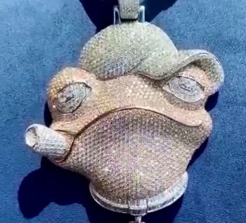 it_Rutie's tweet photo. Wizkid looks like Davido’s pendant. https://t.co/MgBMoSnQiC