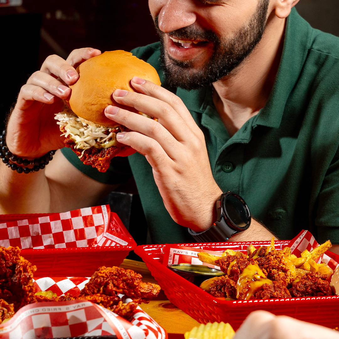 rayschickensa's tweet image. 😍🔥 جرب المذاق اللي يتكلم بنفسه

#FoodieHeaven #JuicyBites #SavorySandwich