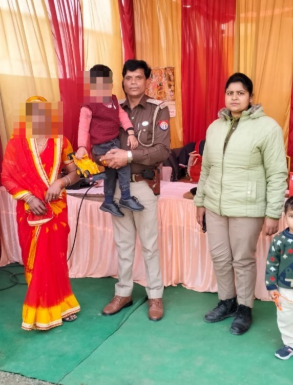 etawahpolice's tweet image. #Etawahpolice
#Operation_Muskan
➡️इटावा पुलिस की त्वरित कार्यवाही से मेले मे गुम हुये तीन वर्षीय बालक को सकुशल बरामद कर उसके परिजनों को किया गया सुपुर्द ।
➡️एसएसपी इटावा के निर्देशन में चौकी प्रभारी नुमाइश इटावा द्वारा की गयी कार्यवाही ।