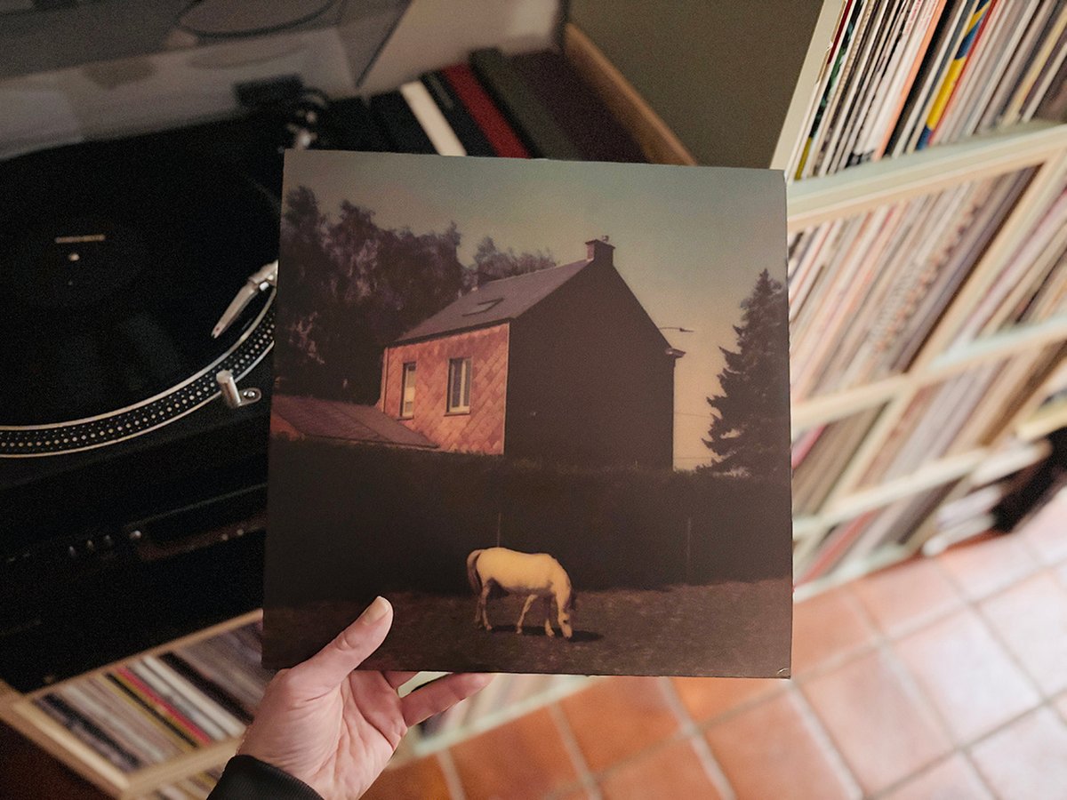 "Une musique pleine d’images, des images pleines de musique" (<a href="/fipradio/">FIP 📻</a>). Lucien Chatin a choisi un de mes #Polaroid pour illustrer son album sous le pseudo Hannah Miette. Avec en guests: Rozi Plain, Kate Stables, Frànçois Marry, Raoul Vignal...
Audio → linktr.ee/lucienchatin?l…