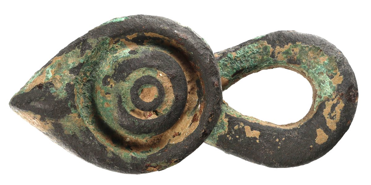 Britains_PAST's tweet photo. We recovered a button &amp; loop fastener last Sunday from a field drilled with wheat. C1st AD https://t.co/kLBtz7PmJ4