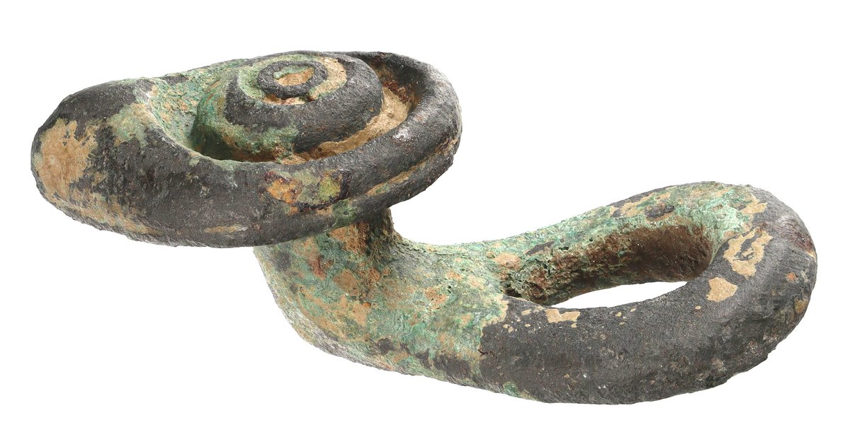Britains_PAST's tweet photo. We recovered a button &amp; loop fastener last Sunday from a field drilled with wheat. C1st AD https://t.co/kLBtz7PmJ4