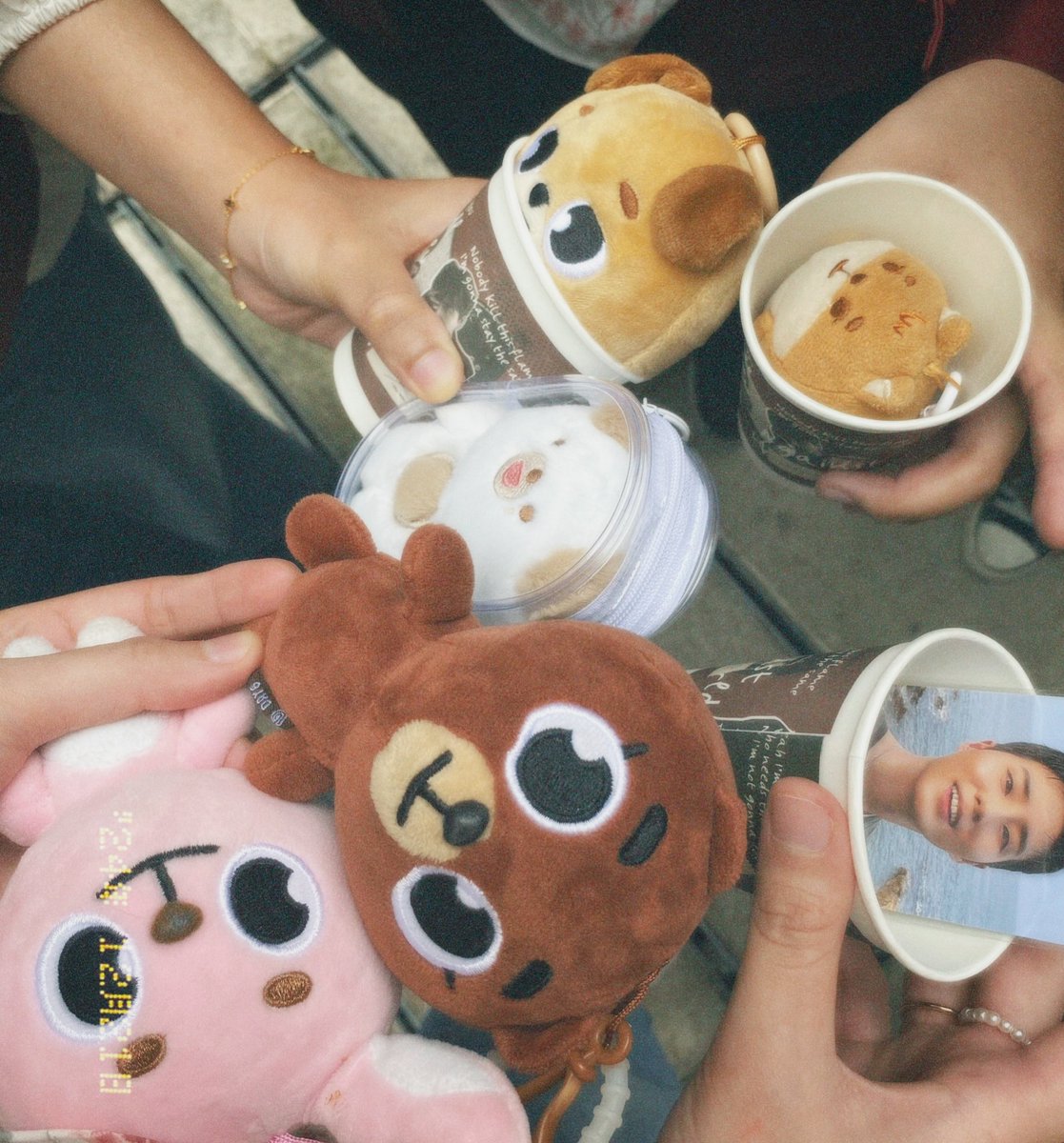 n4tionpride's tweet photo. @MYSecretSanta_ 241221 ♡;
#31striff event! met new friends, kena marah dengan yani sbb dia kata kita sc4m dia! pretty decorations and lots of cutesy freebies! 🎸💥🖤
(bonus: amani distribute cupcake sedap sempena kenduri dia dengan yonkei) https://t.co/TCgWX0u3Eq
