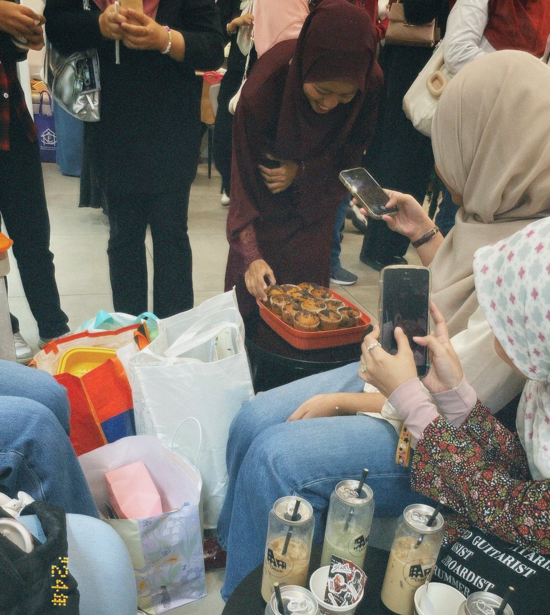 n4tionpride's tweet photo. @MYSecretSanta_ 241221 ♡;
#31striff event! met new friends, kena marah dengan yani sbb dia kata kita sc4m dia! pretty decorations and lots of cutesy freebies! 🎸💥🖤
(bonus: amani distribute cupcake sedap sempena kenduri dia dengan yonkei) https://t.co/TCgWX0u3Eq