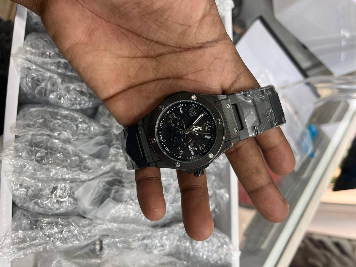Mahanta_JP's tweet photo. Montre hublot dispo tous modèles 🎉🎁
#RafettTéYomb #montrehublot #Rt_please https://t.co/nfjeyJozOQ