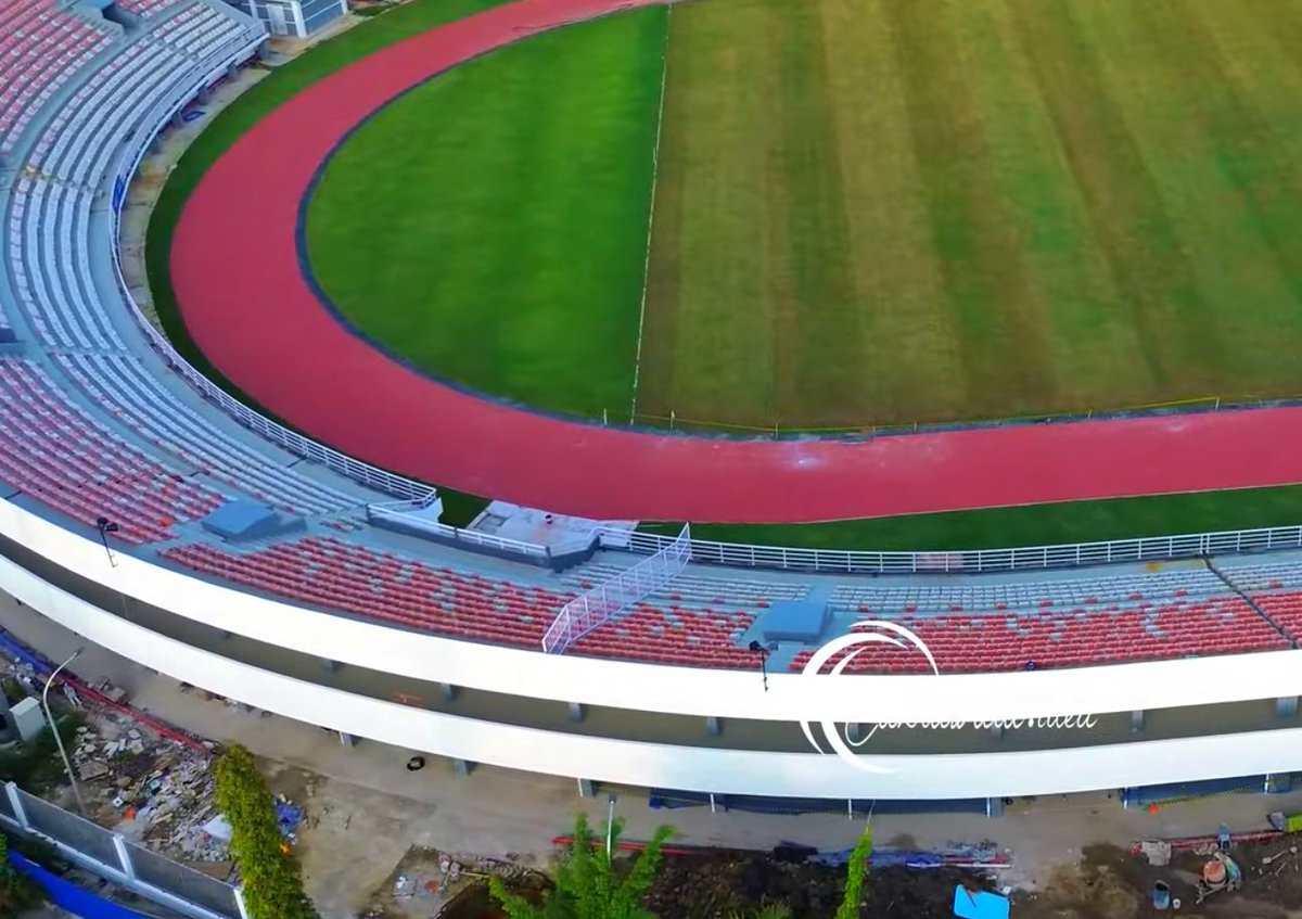 Apakah ada perbedaan mencolok antara Segiri dan Maguwoharjo? Pertama, mulai dari penyiraman lapangan, Segiri pakai sistem otomatis, tanam. Ada pembaruan. Kursi tribun utara, selatan dan barat gak beda jauh, persis di MIS beda warna.