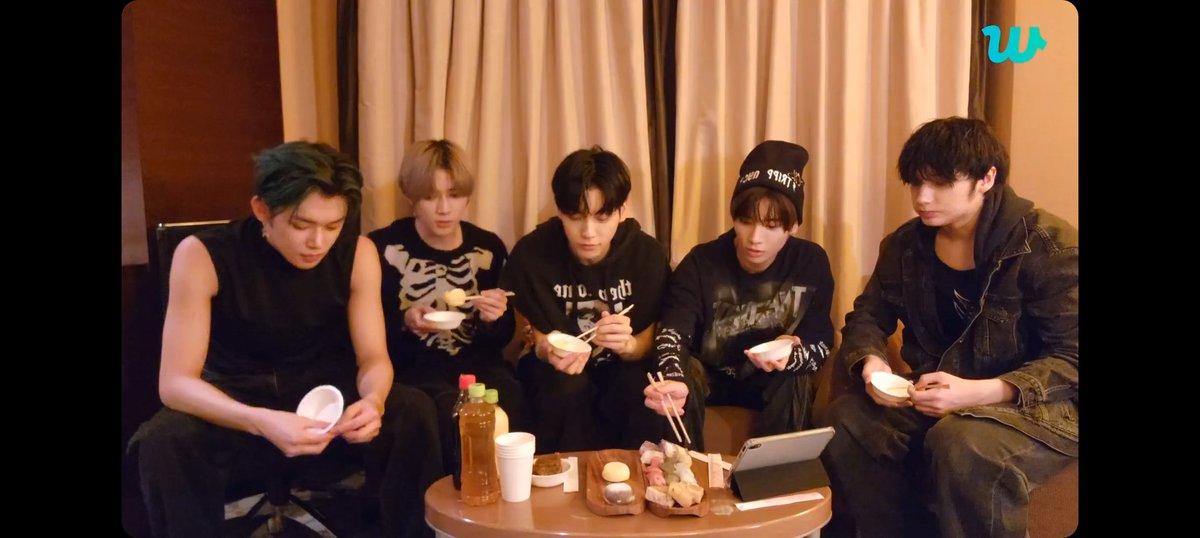 starrgazetwt's tweet photo. live makan eskrim, sama menyambut member baru kita (tau lah siapa) 
-🍞 https://t.co/xmGpY0ORHM