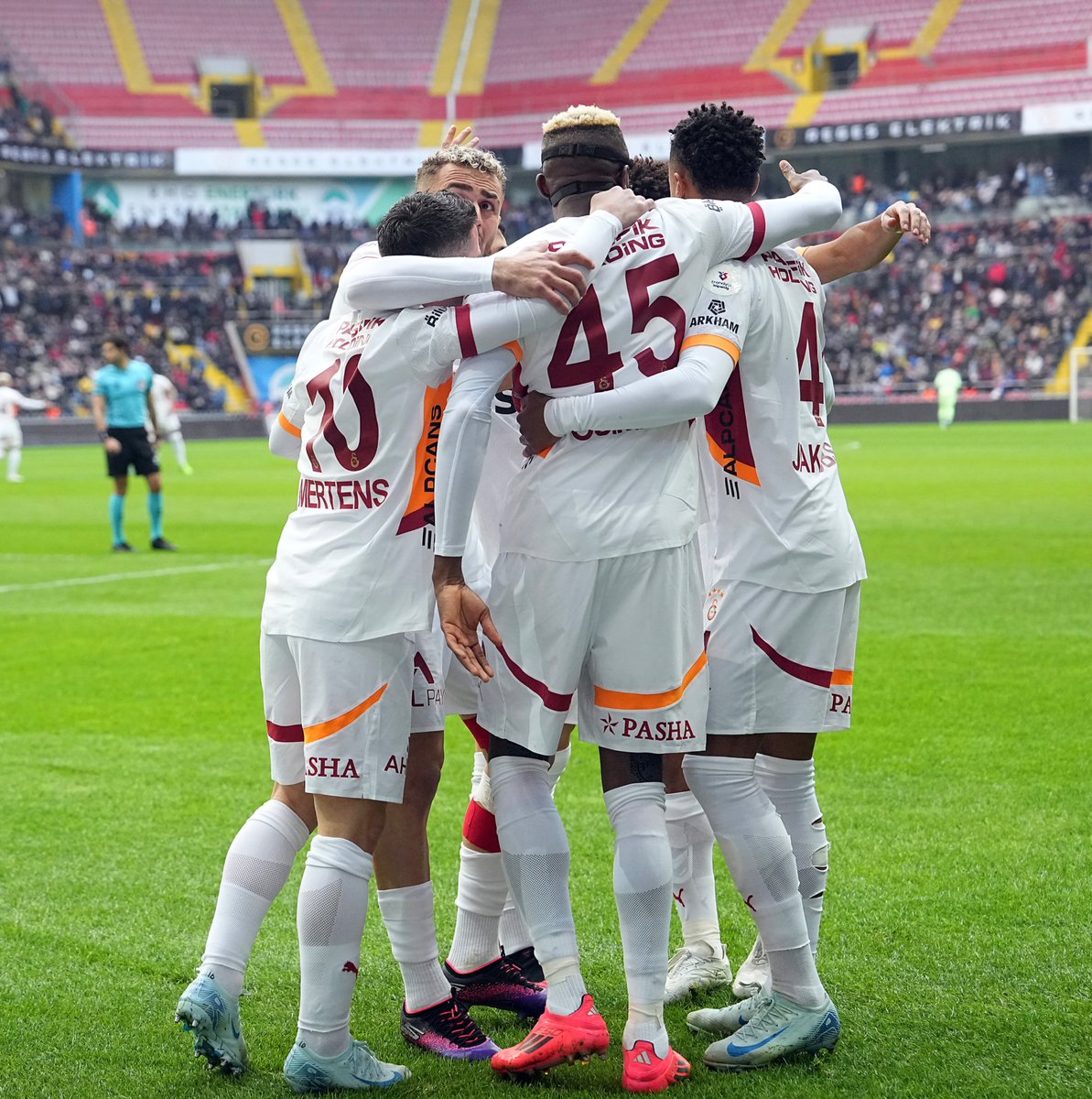 🧿 2024 yılının lideri GALATASARAY! 🙌

#Hedef25 #KONSANTRASYON 🦁