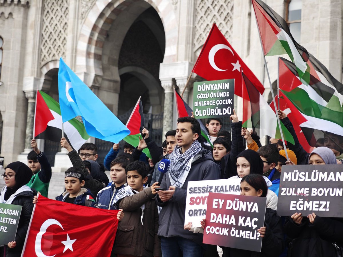 Dünya Şehit Çocuklar Haftası münasebetiyle 28 Aralık tarihinde yapacağımız, "Küçük Adımlardan Büyük Vicdan Yürüyüşü" başlıklı çocuk mitingi programımızla ilgili Beyazıt Meydanı'nda öğrencilerimiz tarafından basın açıklaması yapıldı.