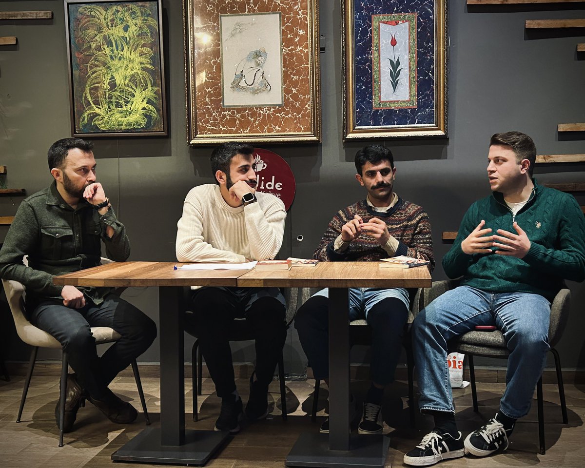 fabrikkitap's tweet photo. “Buraya Kadar Her Şey Hikâye” başladı! 🎙️

Moderatör: Sertaç Polat.

📙 Arslan Karadayı, “Zeytin Pastanesi”.

📗 Kadir Eyüboğlu, “Deli Alacası”.

📘 Y. Kenan Yanık, “Ölüm ve Düğün”. https://t.co/kSlPKaN126