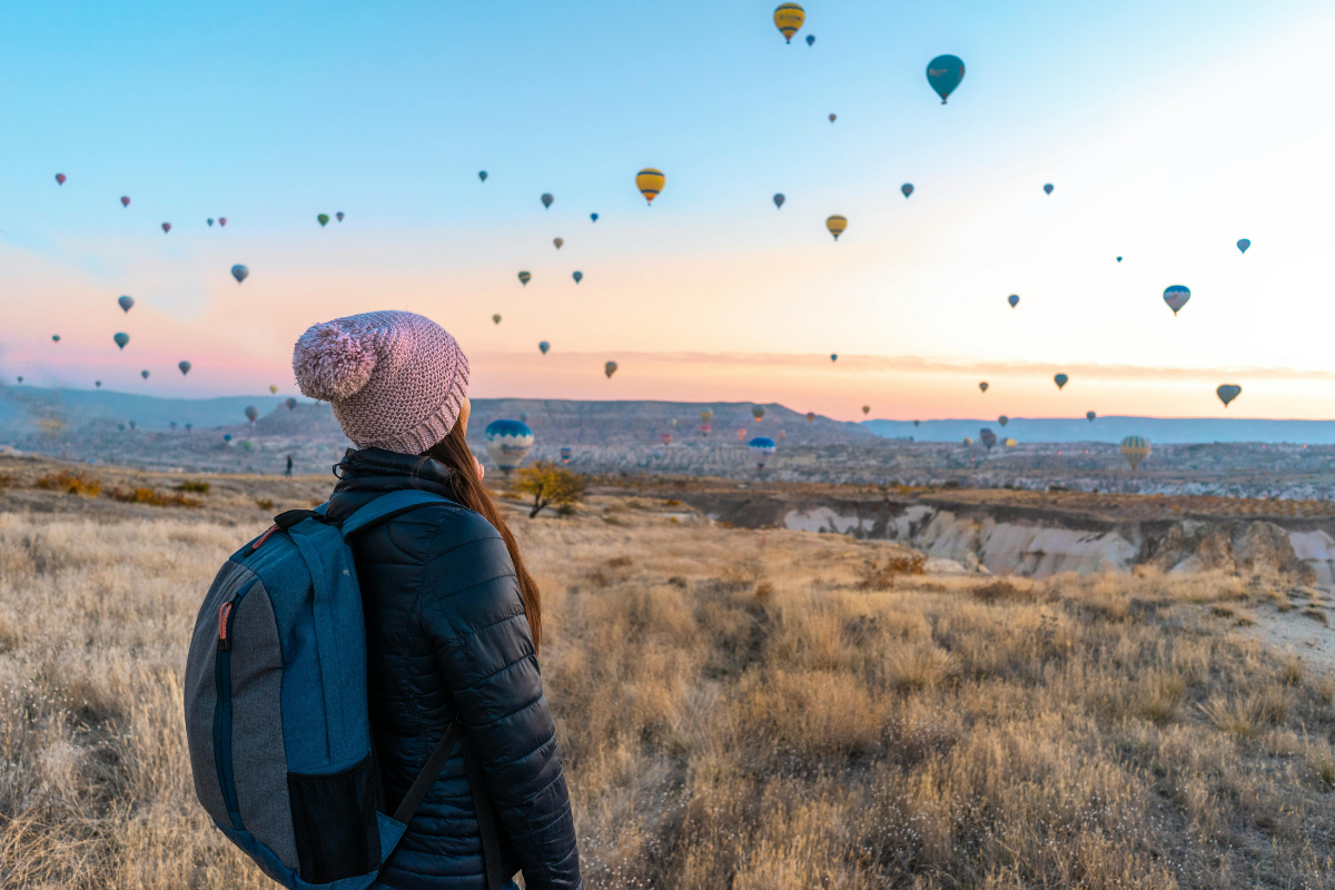 NaviqueTravel's tweet image. Turkish Delight in Cappadocia 🎈 Float in a hot air balloon over surreal rock formations in Cappadocia. A dreamy experience awaits! #UniqueViews #AdventureAwaits #TravelInspiration #Turkey #Cappadocia