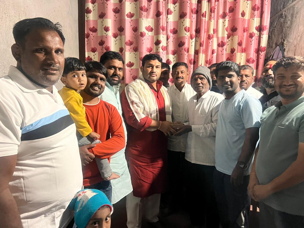 Chandrharpatil's tweet photo. आज (दि.22.12.2024) रोजी सुपने ता. कराड येथे माझे सोशल मिडिया प्रमुख महेश पानुगडे याच्या घरी सदिच्छा भेट घेत त्याचे वडिल पै.अनिल पानुगडे यांच्या तब्बेतीची विचारपूस केली.तसेच सुपने गावातील तालमीस भेट.
.
.
#supane #karad #bhet #maheshpanugade #chandraharpatil #sangli #sangliloksabha https://t.co/pO3TLS9x65