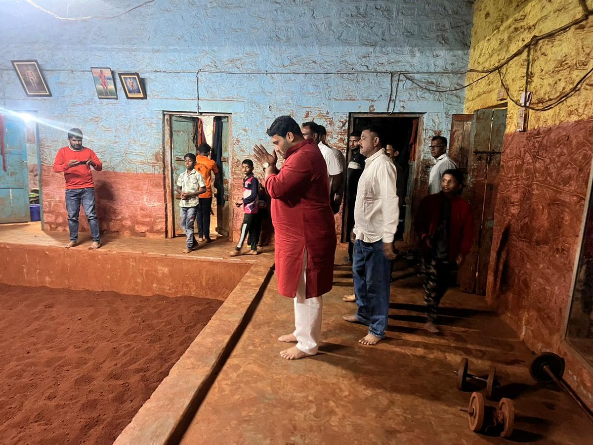 Chandrharpatil's tweet photo. आज (दि.22.12.2024) रोजी सुपने ता. कराड येथे माझे सोशल मिडिया प्रमुख महेश पानुगडे याच्या घरी सदिच्छा भेट घेत त्याचे वडिल पै.अनिल पानुगडे यांच्या तब्बेतीची विचारपूस केली.तसेच सुपने गावातील तालमीस भेट.
.
.
#supane #karad #bhet #maheshpanugade #chandraharpatil #sangli #sangliloksabha https://t.co/pO3TLS9x65