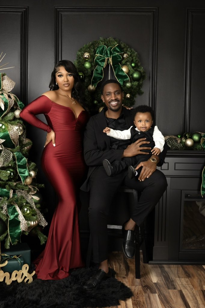 MikeBoomin_'s tweet photo. Experiencing the magic of the holidays through new eyes this year, being a dad and sharing it with the love of my life makes it all the more special. Happy holidays to you and your loved ones! https://t.co/gjOHdDxsHj