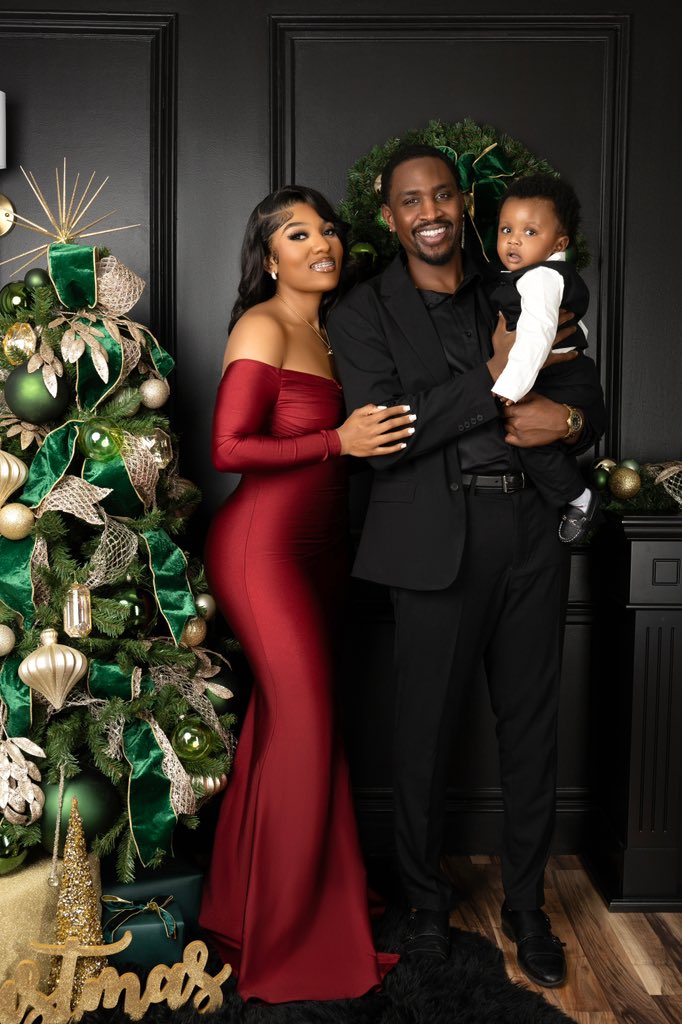 MikeBoomin_'s tweet photo. Experiencing the magic of the holidays through new eyes this year, being a dad and sharing it with the love of my life makes it all the more special. Happy holidays to you and your loved ones! https://t.co/gjOHdDxsHj
