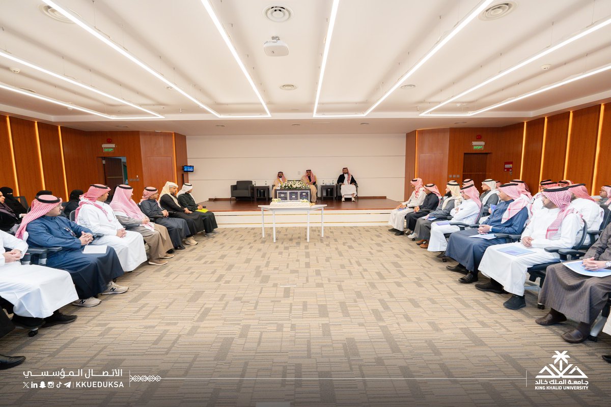 kkueduksa's tweet photo. كرّم معالي رئيس#جامعة_الملك_خالد أ.د.فالح بن رجاء الله السلمي اليوم منسوبي عمادة الخدمات الإلكترونية لجهودهم في تحقيق المركز الأول بين 32 جهة تعليم وتدريب، والمركز التاسع بين 226 جهة حكومية، ضمن مؤشر #قياس_التحول_الرقمي 2024 وتحقيق عدد من المنجزات الرقمية النوعية الأخرى.. https://t.co/kngyM9tVaF