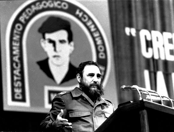KatyDCuba's tweet photo. El relegalo q un jardinero hace al futuro es el jardín q ha cultivado
Un escritor deja sus libros a la posteridad
Un pintor sus cuadros
Un maestro sigue viviendo en sus alumnos
en los pensamientos y acciones d estos
esa es la obra d su vida
su pequeña porción d inmortalidad
Martí https://t.co/Rec1Zy26Xz