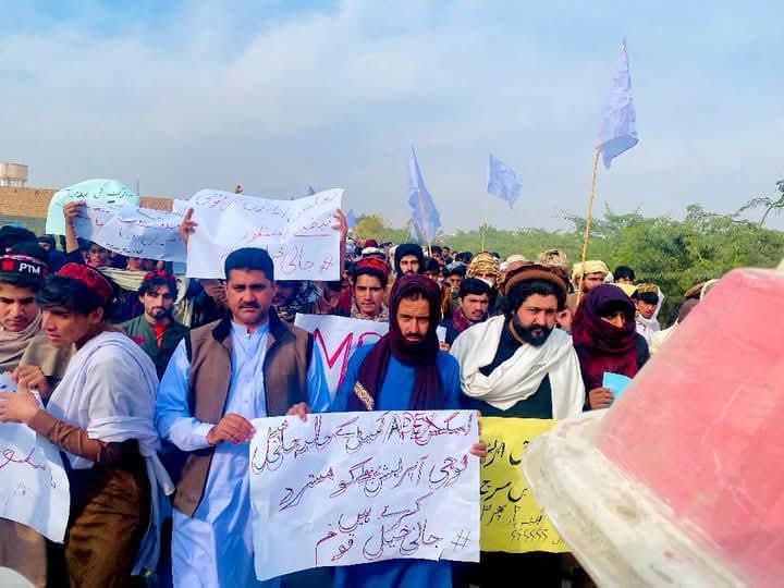 اقوام جانی خیل نے اج یک زباں ہو کر ممکنہ فوج اپریشن کے خلاف احتجاج کیا. کیونکہ ہر اپریشن میں عوام نے صرف جانی و مالی نقصانات اٹھائے ہیں اور انارکی پھیلتی دیکھی ہے. حقیقی قیام امن پالیسیوں کی تبدیلی اور سامراج کی جنگی اقتصاد کے منصوبوں سے انخلاء میں ہی مضمر ہے.