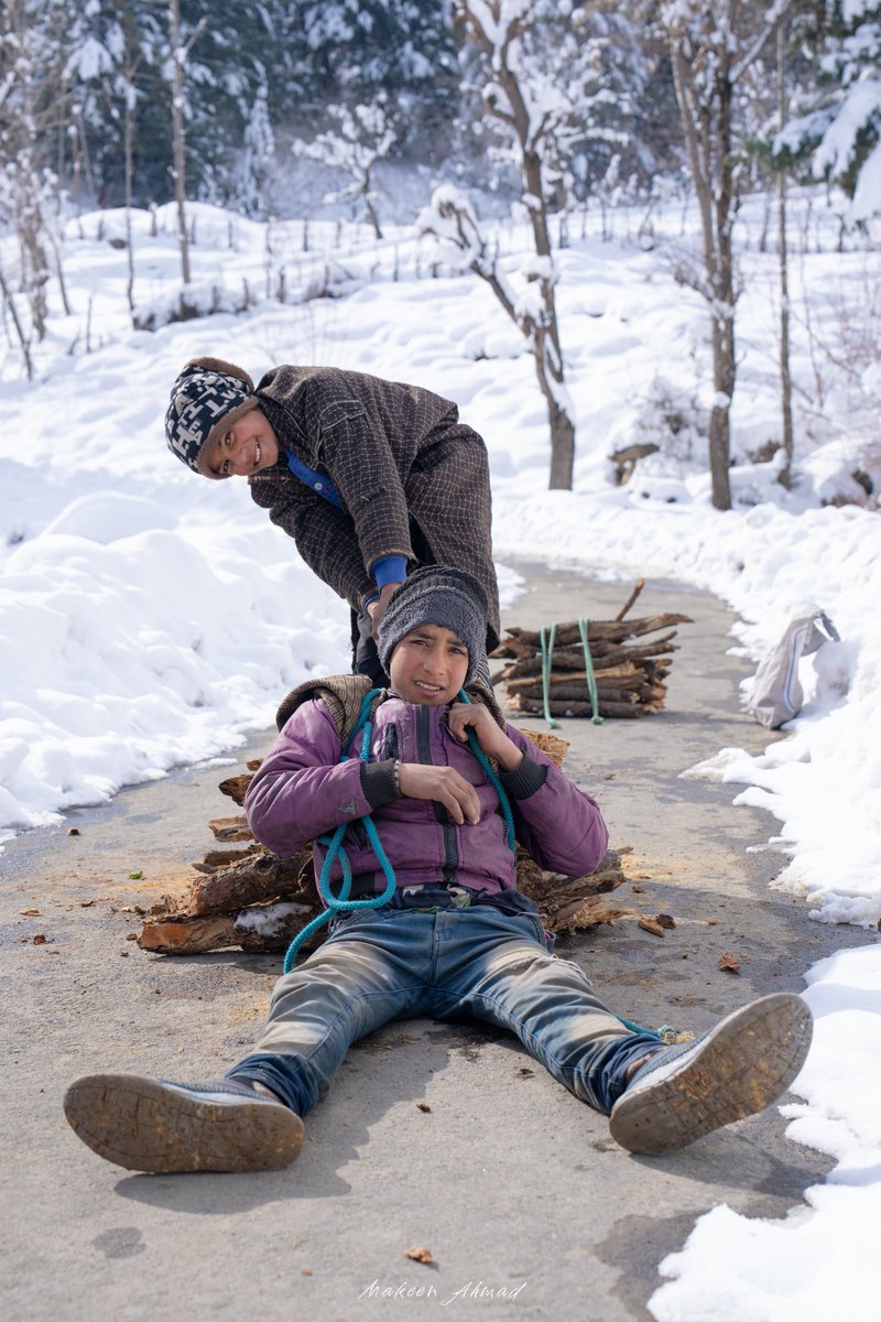 MakeenAhmad_'s tweet photo. These young souls carry the weight of their dreams and responsibilities, balancing school in summer and survival in winter. They are our pride! Do you agree? https://t.co/HMw6g2S4C6