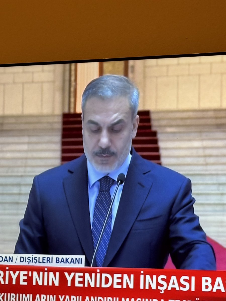 Dışişleri Bakanımız Sayın <a href="/HakanFidan/">Hakan Fidan</a> 
Suriyede yaptığınız açıklamada neden Türk Bayrağı Rozeti takmadınınz.?