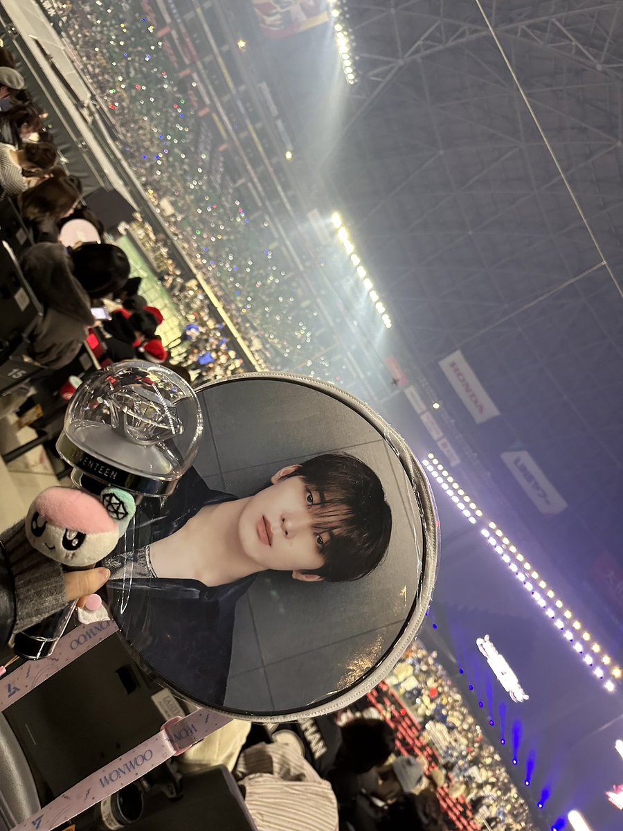b_00000007_0613's tweet photo. 今年のラストも最高に笑って泣いて酸欠になりながらはしゃいで合唱してセブチとカラットちゃんととっても楽しい時間を過ごせて幸せでした🩵🩷
ちゃそんさん長い間ありがとうございました！すごく寂しいけどお疲れさまです🥺♡

#SEVENTEEN #세븐틴 #SVT_RIGHT_HERE_IN_JAPAN
@pledis_17 @chasonh1122 https://t.co/ryrcgOi9I0