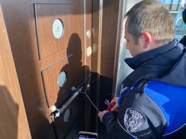 Düzce Belediyesinde kamu zararına sebep olan usulsüz iş ve işlemleri kamuoyuna ulaştıran Oxijen Medya, cuma günü zabıta marifetiyle binası mühürlenmiş. 

Bakanlık da yapmış olan 6 yıllık Düzce Belediye Başkanı Sayın Faruk Özlü,

Düzce'de acilen çözülmesi gereken rekor seviyede