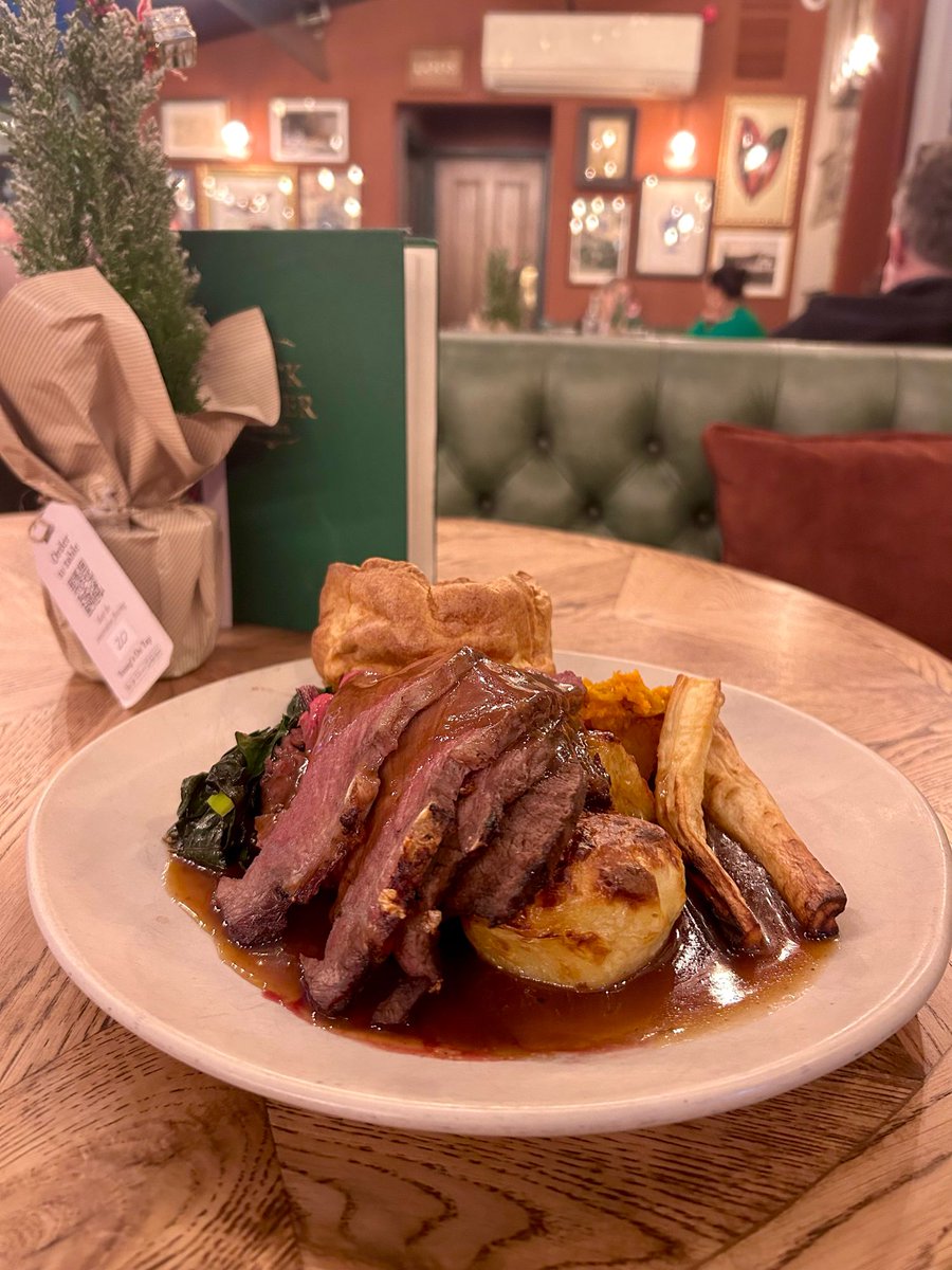 lockkeeper's tweet image. It’s the last Sunday before Christmas and everyone is squeezing in their final Sunday roast before their christmas feast. We still have a few spots left for walk-ins this evening, so why not take a pit-stop and treat the family to a delicious, last-minute meal together?🪵🍻