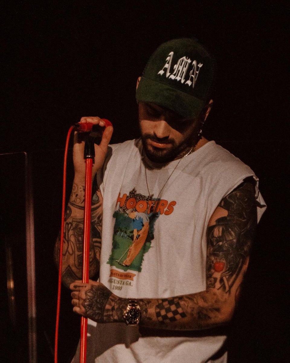 ZJMCRAVE's tweet photo. zayn is so unreal. https://t.co/NAl92Twh0t