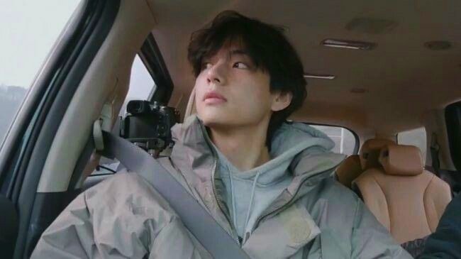 beanietk's tweet photo. #taekookau where

kim taehyung takes his little sister to the mall to get a photo with santa but instead of the usual old man behind the beard he sees a gorgeous boy called jeon jungkook who tells him that he can sit on his lap too.

“have you been a good boy this year?” https://t.co/nSWKm9KA74