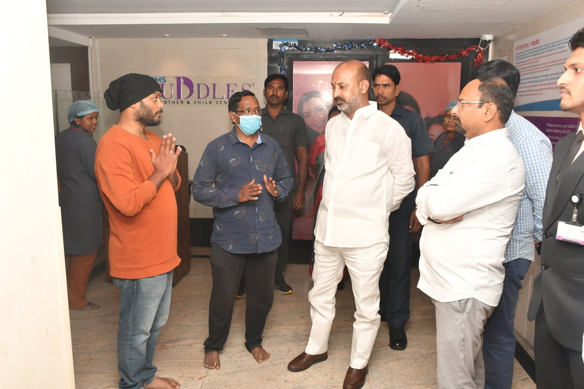Mayurmatam's tweet image. Central Minister @bandisanjay_bjp visited #KIMSHospital to assess the health condition of Master #Sritej, who is currently recovering from injuries sustained in the unfortunate stampede at Sandhya Theatre during the screening of #Pushpa2.

During his visit, the Minister offered
