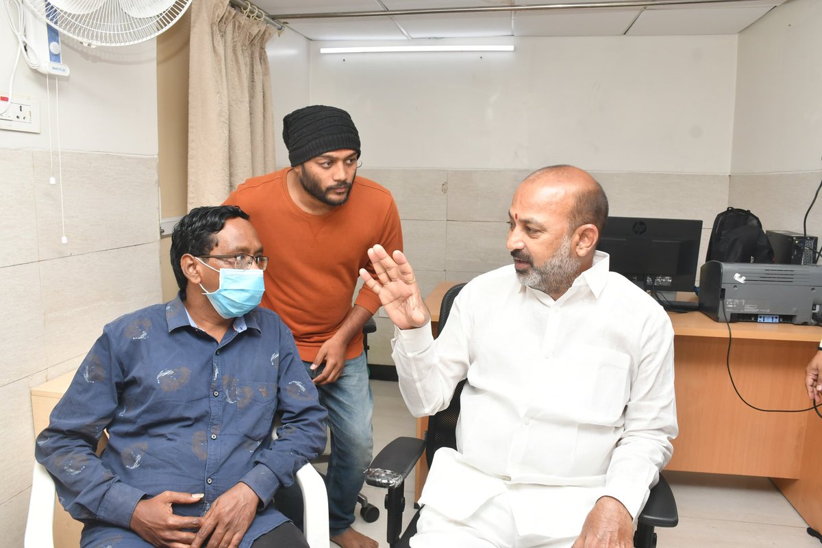 Mayurmatam's tweet image. Central Minister @bandisanjay_bjp visited #KIMSHospital to assess the health condition of Master #Sritej, who is currently recovering from injuries sustained in the unfortunate stampede at Sandhya Theatre during the screening of #Pushpa2.

During his visit, the Minister offered