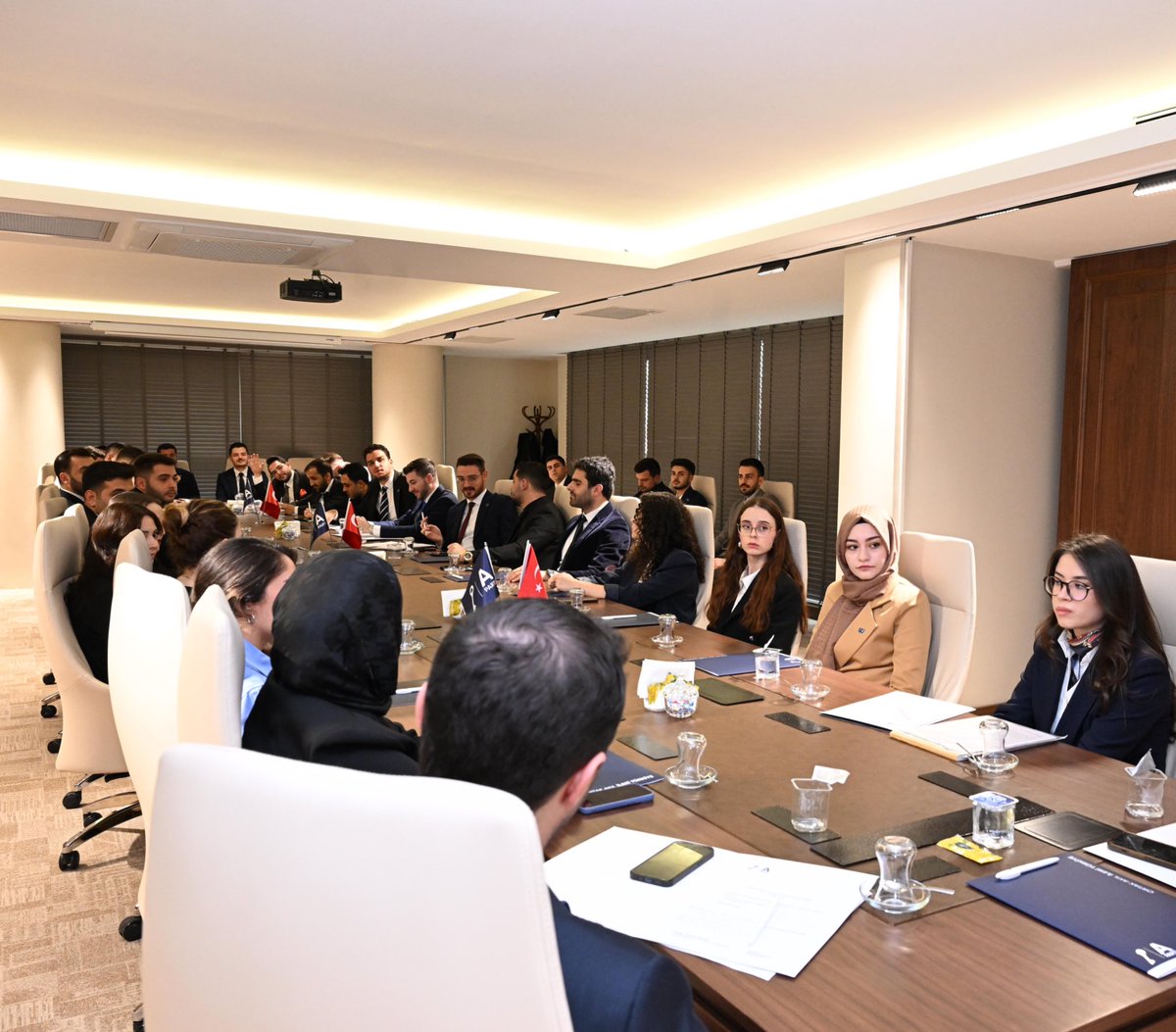Anahtar Parti Gençlik Kolları Merkez Yönetim Kurulu ilk toplantısını Sayın Genel Başkanımız Yavuz Ağıralioğlu’nun katılımıyla gerçekleştirdi. 

Türkiye’nin karşı karşıya olduğu sorunları gençlik bakışıyla çözecek, millet ufkunda umut olarak belirecek öneriler üzerine konuştuk.