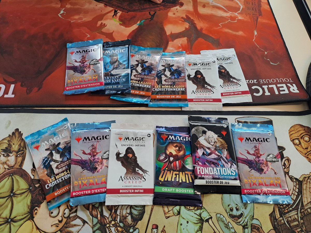 Ptit chaos scealled de Noël full random avec un pote 
Laissez moi vous dire que les booster infinity et les boosters Assassin's creed avec 7 cartes dedans c'est pas Nutella en Scealled x)