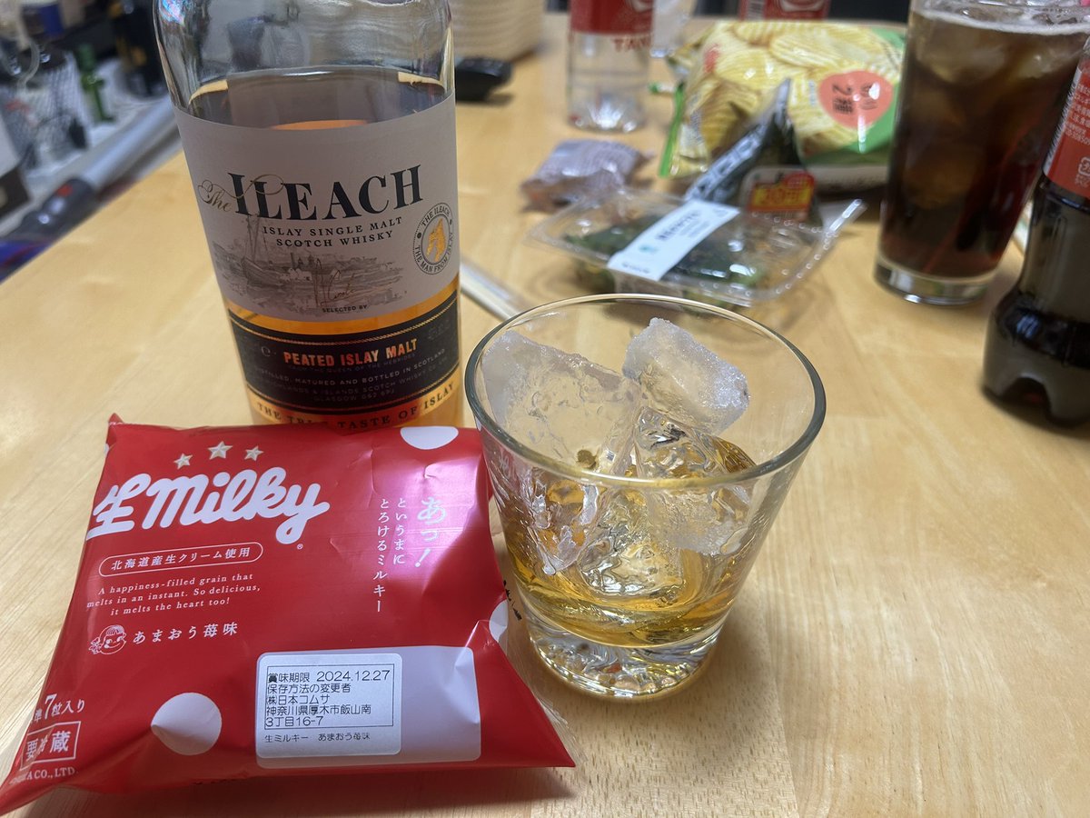 Chan_Sakehiro's tweet photo. 一緒に飲んでた飲み足りない“オジサン”がうちに乗り込んで来たので何次会かわからないけど呑みますよ〜
#同級生
#ILEACH https://t.co/2PsmnEMBqb