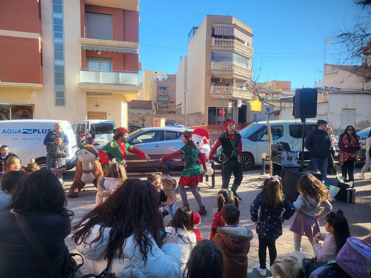 Karonline85's tweet photo. Esta mañana nos ha visitado Papá Noel a la Plaza Constitución donde todos los niños podian hacerse una foto con él y degustar monas con chocolate; seguidamente han podido disfrutar de la actuación del espectáculo infantil “Elfos cantan a la Navidad”

#Navidad #alcaldia #LaAlberca https://t.co/gYkRt1kgSw