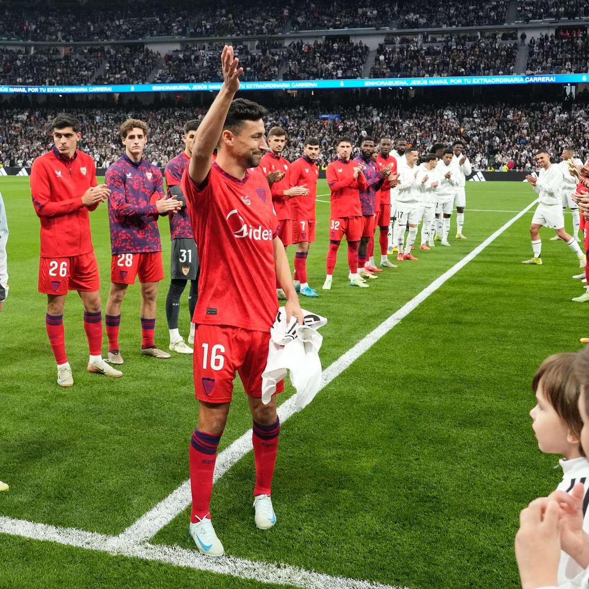 SevillaFC's tweet photo. 👏🏻 ¡Te lo mereces todo, @JNavas! ❤️

#RealMadridSevillaFC https://t.co/ofiNRWiyXi