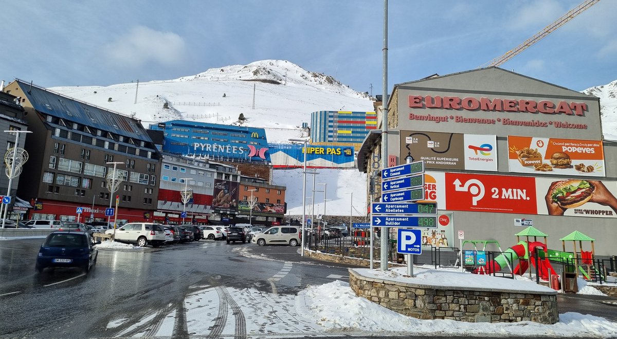 jecbosch14's tweet photo. Passejant pel Pas de la Casa 😃🙋❄️
Dia solejat, bona temperatura i de #compres de #Nadal 🎅
#pasdelacasa #andorra #andorrabloggers #andorraturisme #andorralovers #descobreixandorra #andorrainfo #visualmeteo #meteo #meteoandorra #snowlovers #snow #neu #shopping #shoppingandorra https://t.co/RuUrCQqqCK